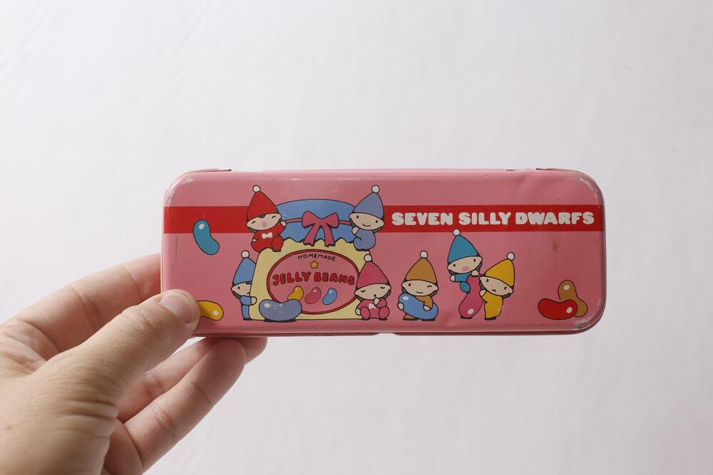 1984 Sanrio Japan Seven Silly Dwarfs Pink Tin Pencil Case ~ 260826-WH 1252